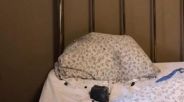 in miez de noapte o femeie s a trezit cu un meteorit in pat roca a strapuns acoperisul si tavanul si s a oprit pe perna foto