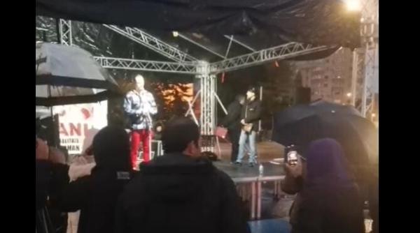 manifestatie in piata victoriei oamenii au instalat o scena si protesteaza fata de declaratiile premierului citu video