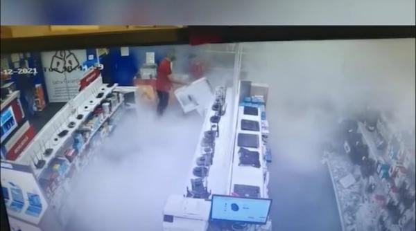 o femeie a dat foc unui raft cu produse intr un mall din capitala