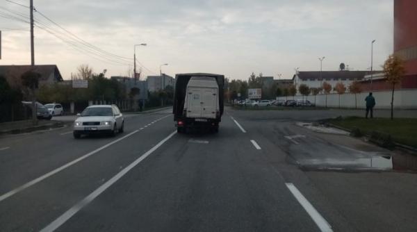 foto incredibila de pe o sosea din romania cum a carat un sofer o masina intr o alta masina