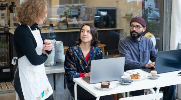 mananci in fata televizorului iata ce se intampla in corpul tau