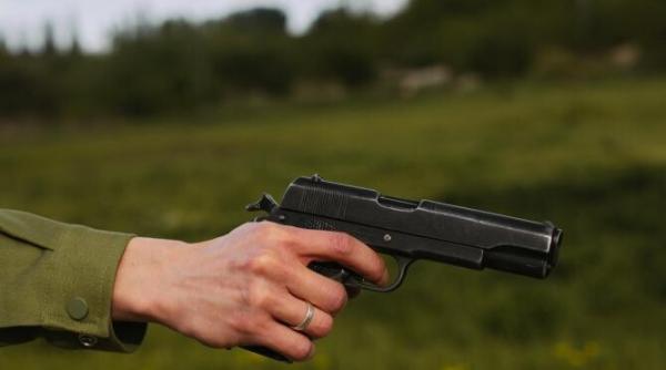 un barbat inarmat a amenintat si furat masina unui sofer