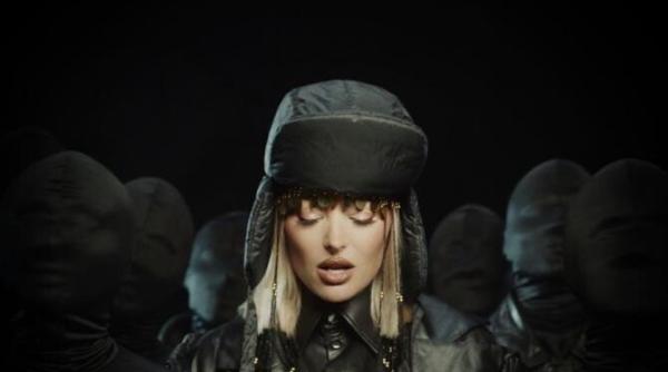 asculta aici cea mai noua melodie a deliei intre noi