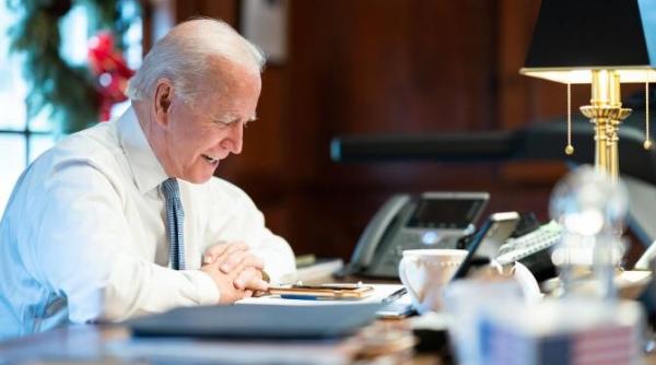 joe biden discutie cu emmanuel macron privind ameliorarea relatiilor bilaterale