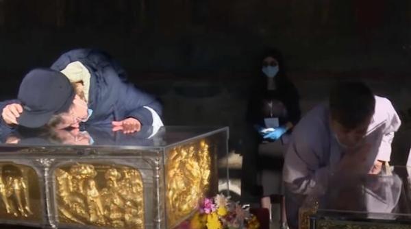 pelerinaj la sf dimitrie cel nou 2021 sarutul moastelor in pandemie certificatul de vaccinare si credinta in dumnezeu