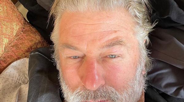 cine i a dat lui alec baldwin arma cu care a ucis o femeie i s a spus ca e neincarcata