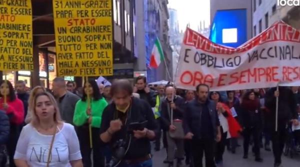 protest de amploare in milano italia contra certificatului verde video