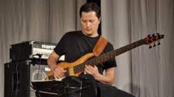 doliu in muzica usoara laur fratostiteanu unul dintre cei mai cunoscuti basisti rapus de covid 19