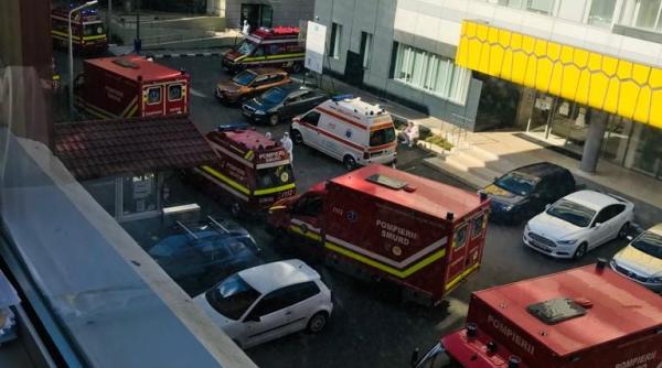 medicul adrian marinescu sunt ambulante care asteapta de aseara curtea institutului matei bals ocupata de autospeciale