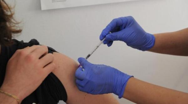 persoanele care au facut prima doza cu johnson johnson afla vineri cu ce vaccin isi fac boosterul