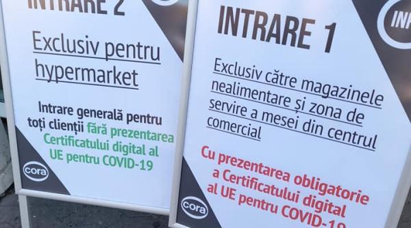 pozele zilei vin de la cora din cluj napoca nevaccinatii si vaccinatii au intrari diferite dar se intalnesc la mijloc