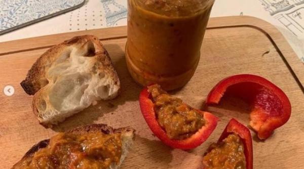 portia corecta de zacusca bilic cand sa mananci zacusca pe felii de ardei gras sau castravete