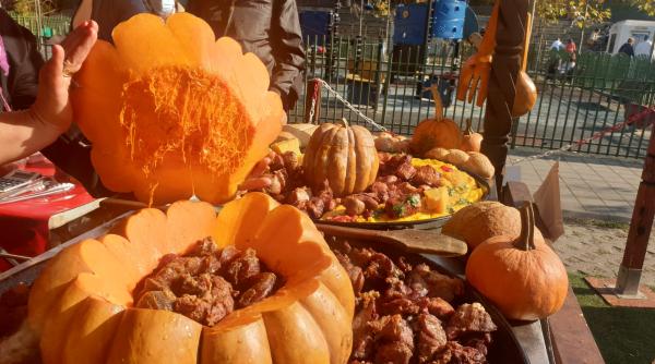 saptamana dovleacului  in parcul ior  piata volanta  placite si inghetata cu dovleac  gratare si decoratiuni