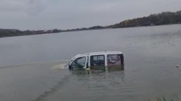 a lovit in somn schimbatorul  iar masina a pornit spre lac  soferul a sarit inainte sa se scufunde