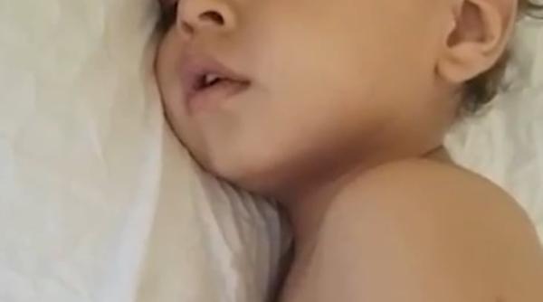 ingerul din kabul baietelul de 2 ani care a supravietuit in mod miraculos unui atac terorist gestul facut de reporterii the sun