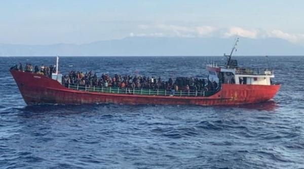 o nava cu 400 de migranti la bord a ancorat in largul insulei kos in grecia