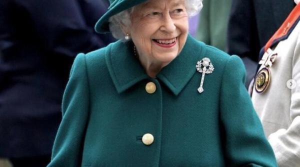 regina elisabeta  surprinsa la volanul unei masini pe domeniul castelului windsor