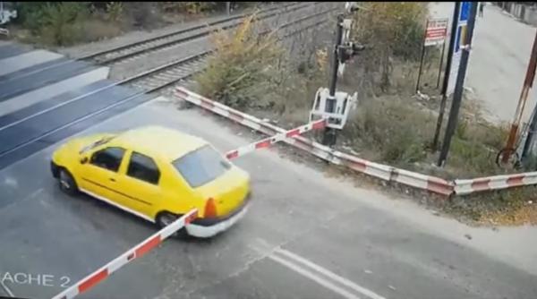 un alt sofer filmat cand forteaza trecerea la nivel cu calea ferata printre barierele coborate