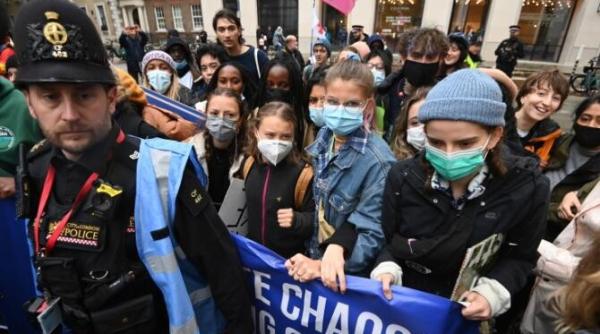 greta thunberg surprinsa injurand la un protest cop26 a promis zero net cuvinte injurioase si limbaj urat