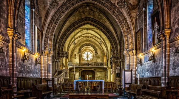 zeci de oameni din neamt pacaliti ca vor merge intr un pelerinaj in franta au scos din buzunare 28 000 de euro