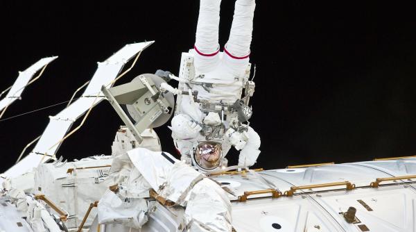 astronautii de pe statia spatiala se vor intoarce pe pamant cu scutece pentru ca toaleta capsulei s a defectat foto