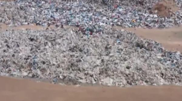 cimitirul modei din chile un munte de haine noi s a format in desertul atacama video