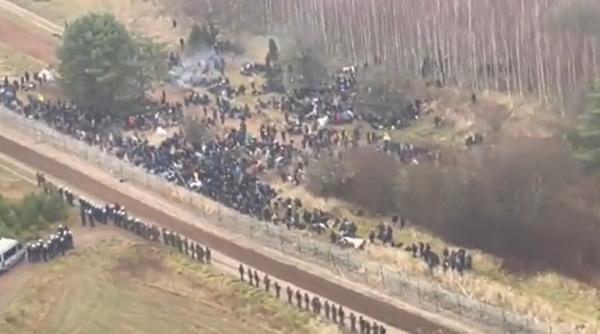 imagini dramatice cu mii de migranti care iau cu asalt granita poloniei video