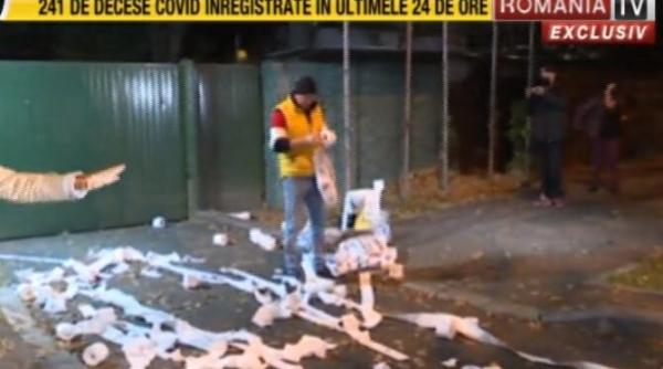 protest la vila lac manifestantii arunca hartie igienica in fata imobilului video