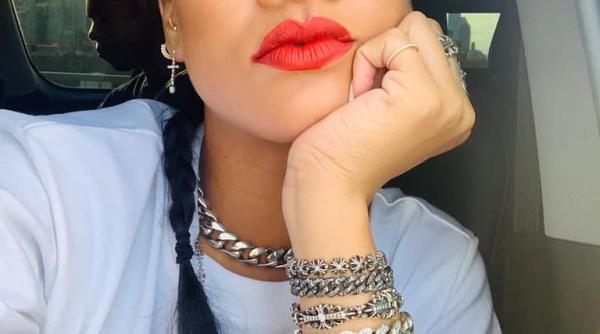 rihanna s a pozat a dansat si a cantat cu un roman crezand ca e un actor celebru cu cine la confundat