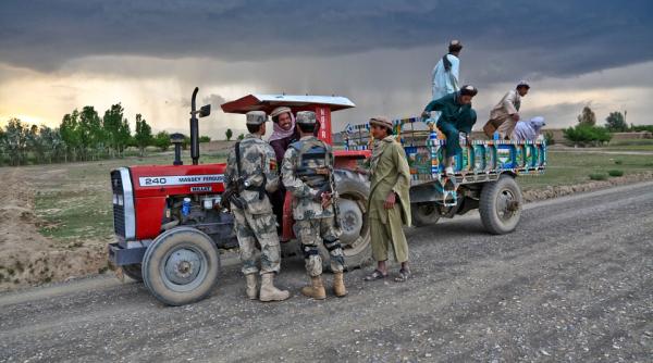 afganii apeleaza la samsarii talibani pentru a i trece granita majoritatea fug in iran si tucia