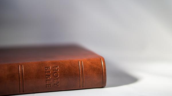 o femeie a gasit o mica biblie din aur din secolul al xv lea care ar putea valora peste 117 000 de euro foto in articol