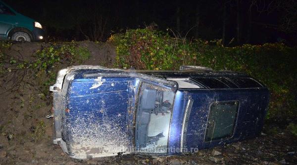 contrabanda cu focuri de arma si o masina rasturnata circa 16 000 pachete cu tigari au fost confiscate galerie foto