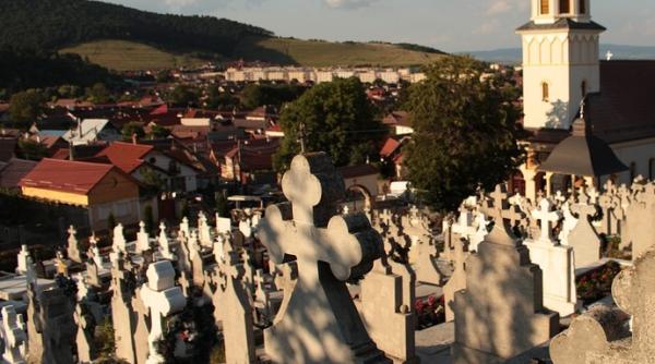 morminte profanate in dambovita primarul din corbii mari oribil este vital sa fie gasiti cei care si au batut joc de adormitii nostri