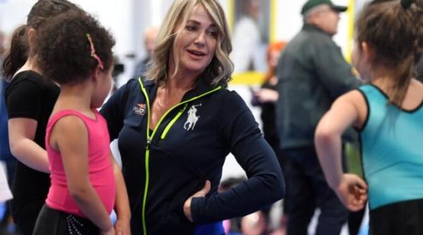 nadia comaneci decorata de presedintele klaus iohannis