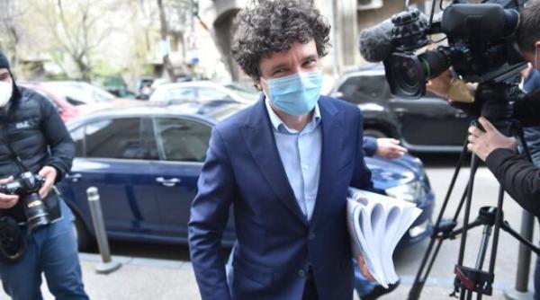 nicusor dan facut praf dupa ce s a laudat ca pune luminite in copaci