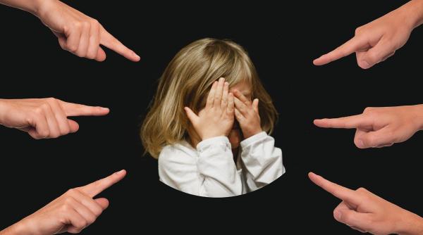 cele sase semne care arata ca un copil ar putea fi victima pe internet