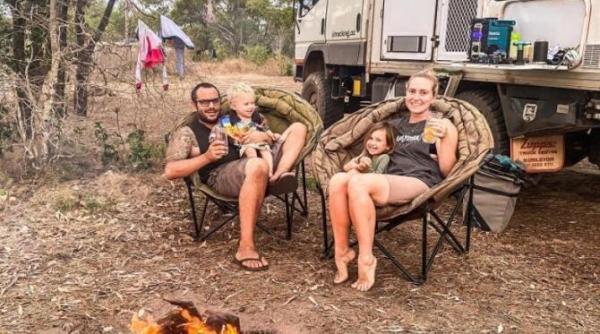 o familie de australieni a ramas blocata in pustiul mlastinos salvatorii le livreaza alimente cu elicopterul