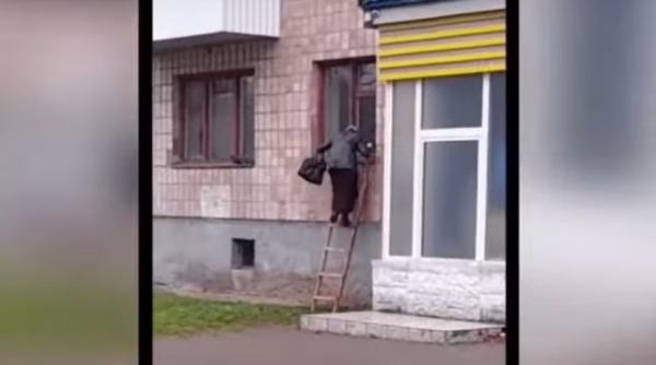 o varstnica iese din bloc numai pe geam pe motiv ca interfonul are un cod al satanei video