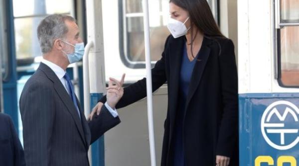 regii spaniei  la plimbare cu autobuzul electric prin madrid  au discutat cu calatorii si au facut poze