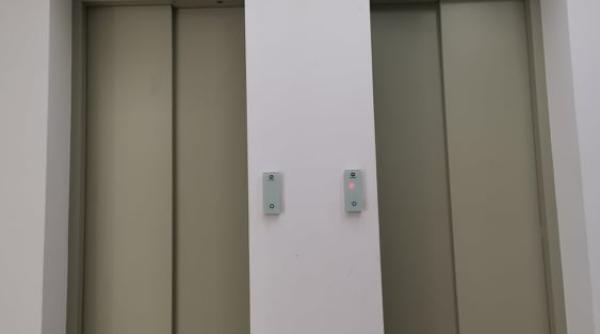 un barbat a ajuns in coma dupa ce a cazut cu liftul de la 12 metri de pe primaria arad