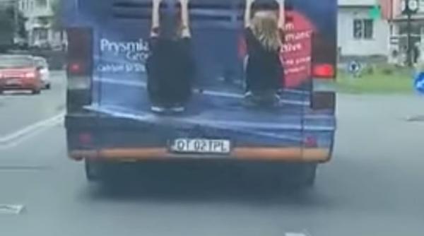 video doi copii surprinsi in timp ce calatoreau prin slatina agatati de spatele unui autocar