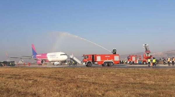 avion rupt in doua pe aeroportul cluj  exercitiu spectaculos cu sute de echipaje de interventie   foto video