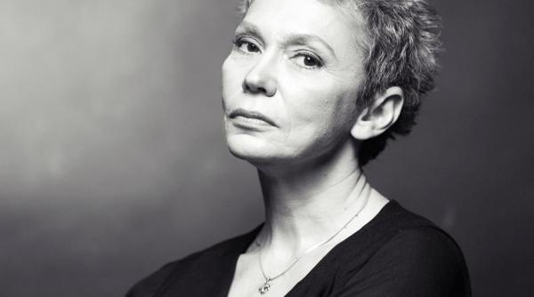 oana pellea ma obsedeaza imaginea cu cadavrul abandonat al romaniei sfasiat de hiene hulpave