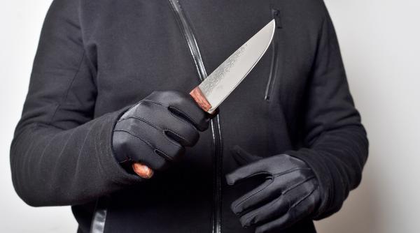 panica in suceava un criminal umbla liber de aproape o saptamana victima avea cutitul infipt in ochi