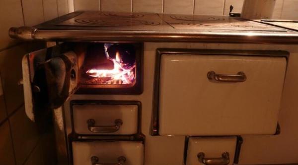 au aprins focul in soba cu benzina  cinci persoane  printre care si un copil  la spital cu arsuri grave