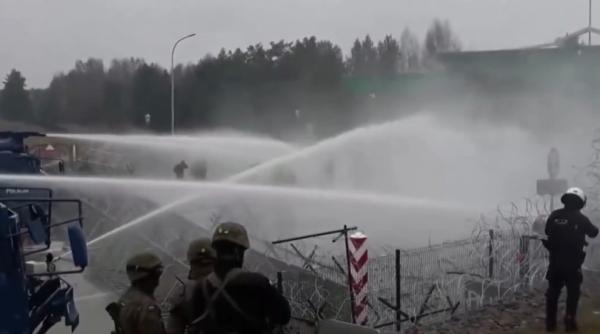 ciocniri puternice la granita polonia belarus fortele poloneze au respins asaltul cu gaze lacrimogene si tunuri cu apa video