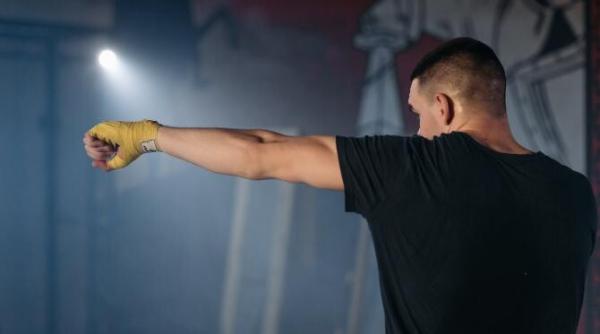 un luptator mma a ucis un medic cu un os ramas de la cina dupa o disputa privind vaccinurile s a autointitulat asasinul nevaccinat