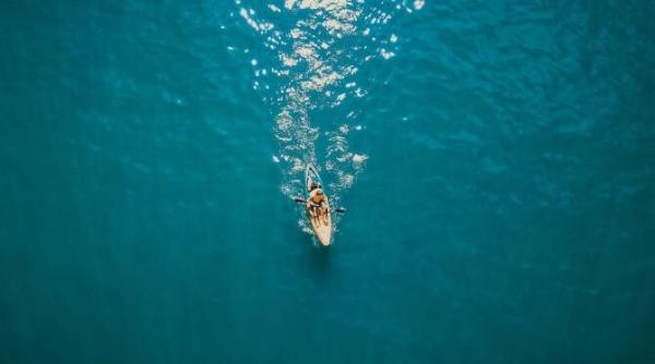 un retailer de echipamente sportive nu mai vinde caiace in franta legatura dintre criza migrantilor si caiace