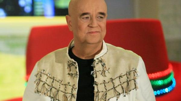 asistent medical imagine sfasietoare cu benone sinulescu inconjurat de icoane si perfuzii nea beni cu un zambet larg