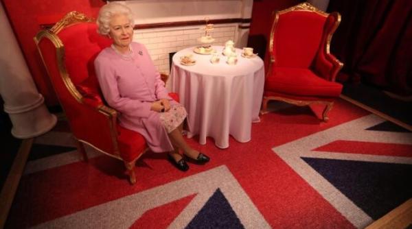 regina elisabeta dolofana  vanduta la licitatie  o papusa  situatie comica in familia regala  nu i a placut deloc